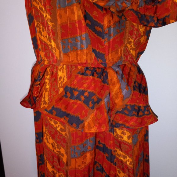 peplum, crew-neck, rust crepe printed dress, vintage from late 1970s-early 1980s - Picture 12 of 15